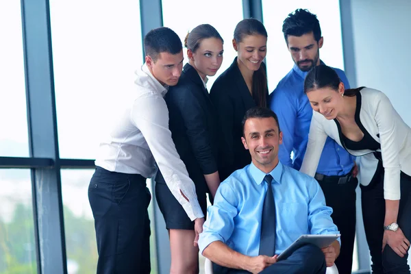Ділові люди групуються на зустрічі в офісі — стокове фото