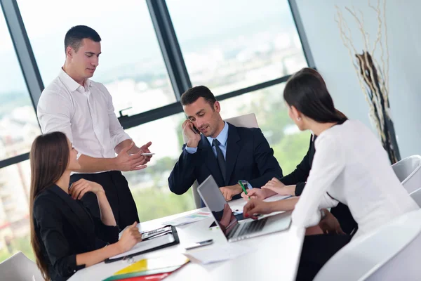 Business folk gruppen i ett möte på kontoret — Stockfoto