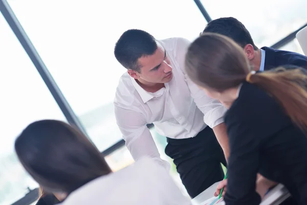 Business folk gruppen i ett möte på kontoret — Stockfoto