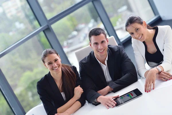 Business folk gruppen i ett möte på kontoret — Stockfoto