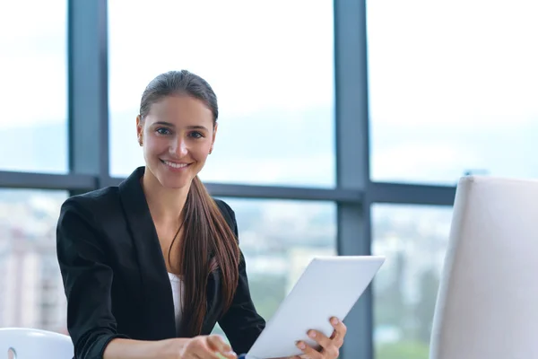 Mujer de negocios en la oficina — Foto de Stock