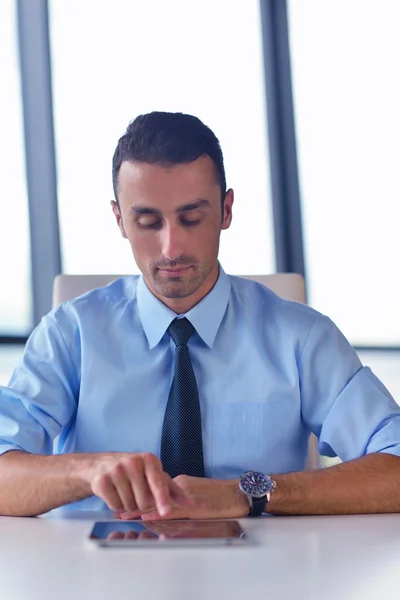 Uomo d'affari che utilizza tablet compuer in ufficio — Foto Stock