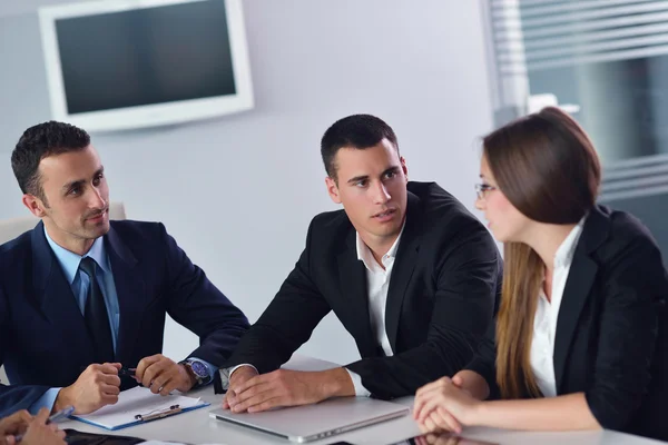 Business folk gruppen i ett möte på kontoret — Stockfoto