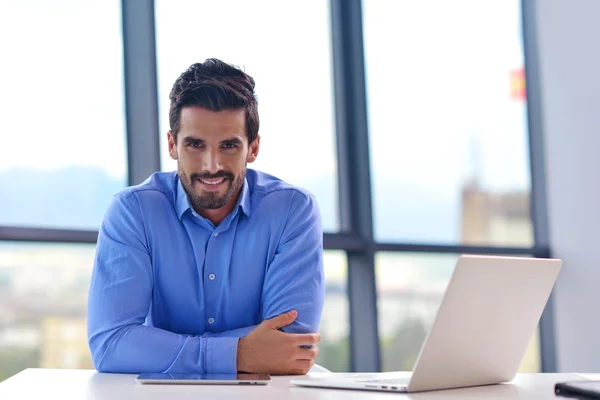 Felice giovane uomo d'affari in ufficio — Foto Stock