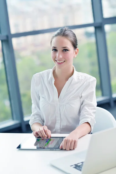 Femme d'affaires au bureau — Photo