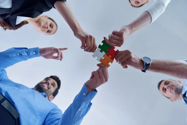 Grupo de empresários montando quebra-cabeças — Fotografia de Stock