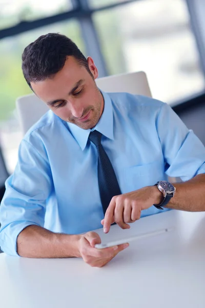 Business man using tablet compuer at office — Stock Photo, Image
