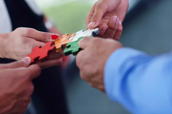 Grupo de empresários montando quebra-cabeças — Fotografia de Stock