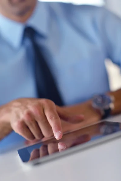 Homem de negócios usando tablet computador no escritório — Fotografia de Stock