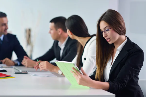 Business folk gruppen i ett möte på kontoret — Stockfoto