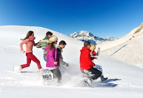 Amigos se divertir no inverno na neve fresca — Fotografia de Stock