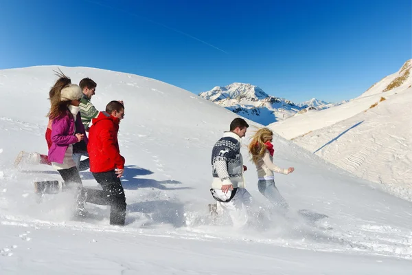 朋友们在冬天新鲜的雪地上玩乐 — 图库照片