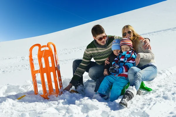 Familia divirtiéndose en nieve fresca en las vacaciones de invierno —  Fotos de Stock