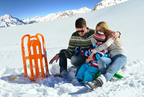 Famille s'amuser sur la neige fraîche pendant les vacances d'hiver — Photo