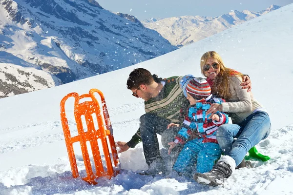 Familie im Winterurlaub mit Spaß auf Neuschnee — Stockfoto