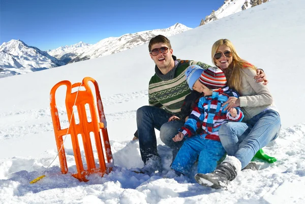 在寒假里新鲜的雪地上玩乐的家庭 — 图库照片