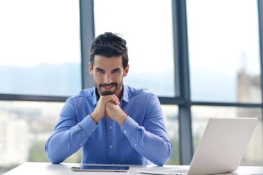 mutlu genç iş adamı ofisi