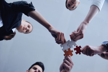 Parçalı bulmaca montaj iş adamları grubu