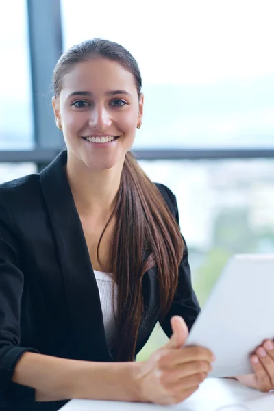 Mujer de negocios en la oficina — Foto de Stock