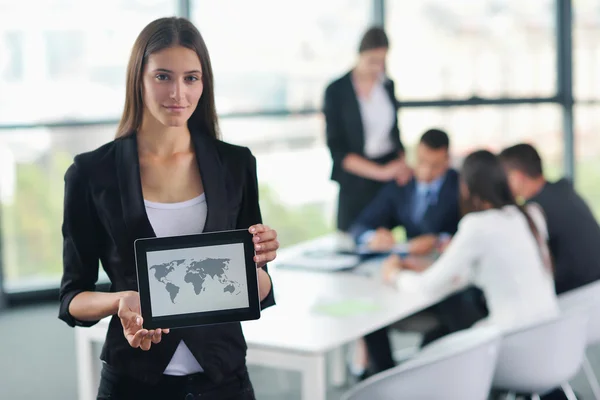 Donna d'affari con il suo personale in background in ufficio — Foto Stock