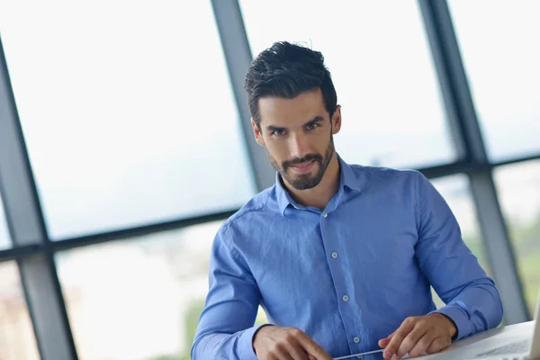 Felice giovane uomo d'affari in ufficio — Foto Stock