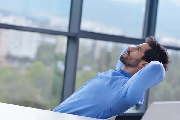 Heureux jeune homme d'affaires au bureau — Photo