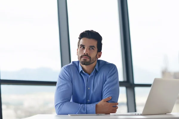 Feliz joven hombre de negocios en la oficina —  Fotos de Stock