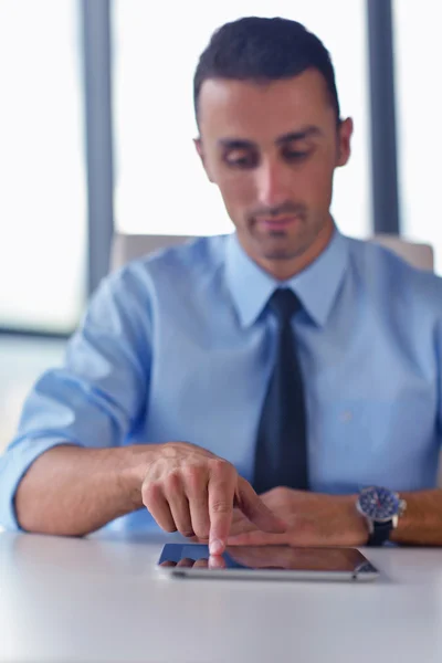 Uomo d'affari che utilizza tablet compuer in ufficio — Foto Stock