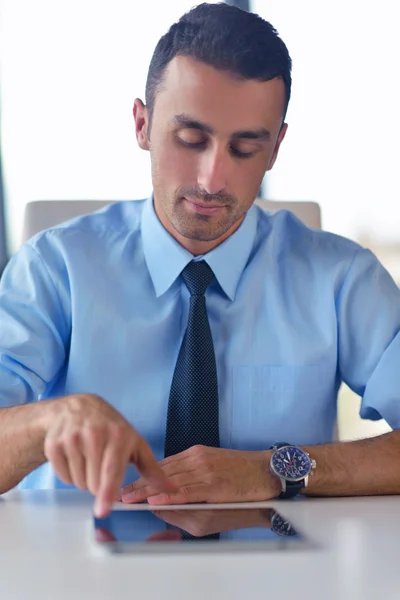 Homem de negócios usando tablet computador no escritório — Fotografia de Stock