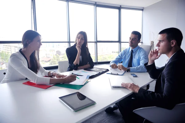 Grupo de empresarios en una reunión en la oficina —  Fotos de Stock