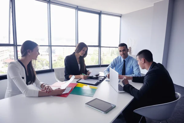 Grupo de empresarios en una reunión en la oficina — Foto de Stock