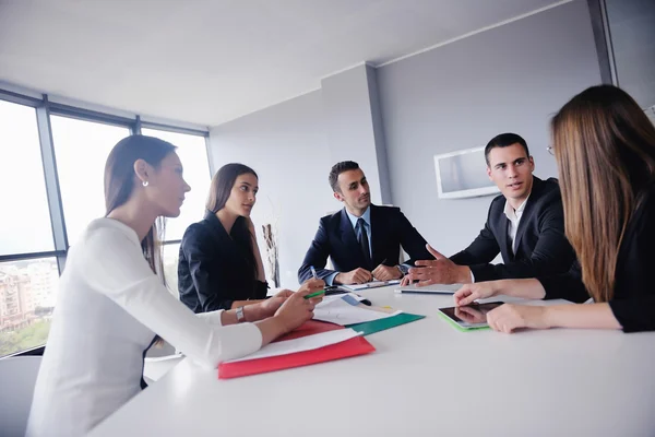 Mensen bedrijfsgroep in een vergadering op kantoor — Stockfoto