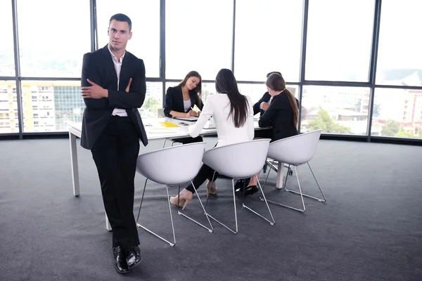 Gruppo di uomini d'affari in una riunione in ufficio — Foto Stock