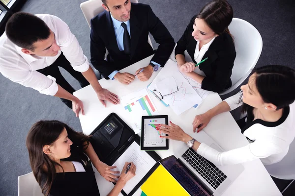 Grupo de empresarios en una reunión en la oficina — Foto de Stock