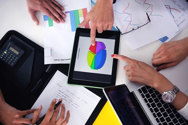 Business folk gruppen i ett möte på kontoret — Stockfoto