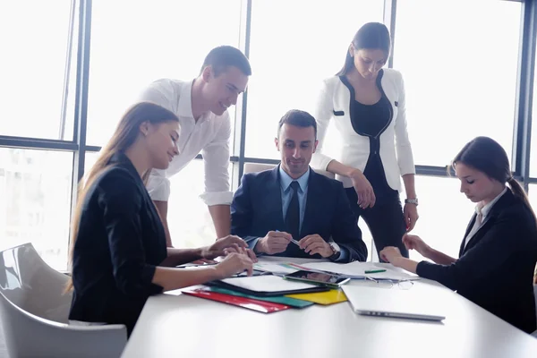 Gruppo di uomini d'affari in una riunione in ufficio — Foto Stock