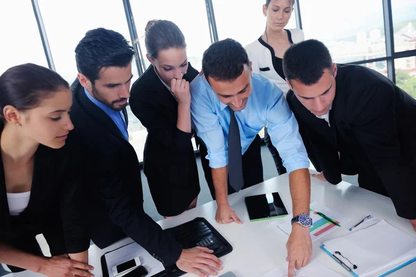 Gruppo di uomini d'affari in una riunione in ufficio — Foto Stock