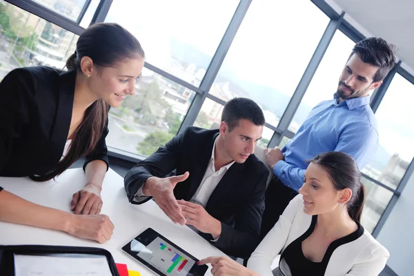 Business folk gruppen i ett möte på kontoret — Stockfoto