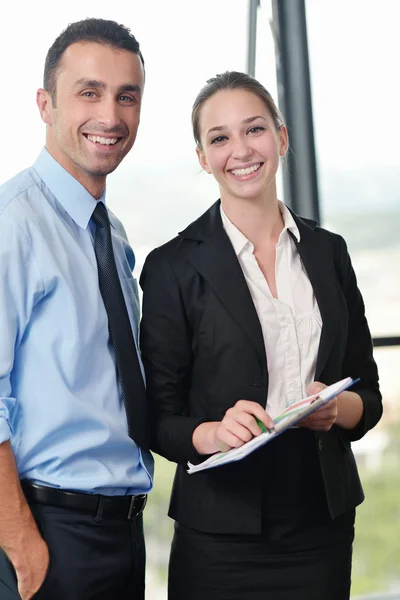 Geschäftsleute bei einer Besprechung im Büro — Stockfoto