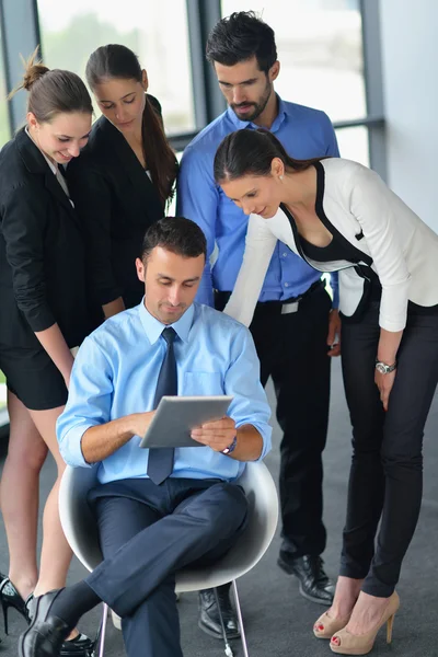 Business folk gruppen i ett möte på kontoret — Stockfoto