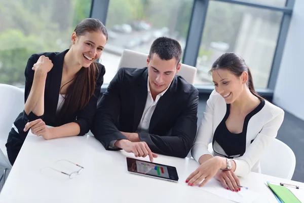 Business folk gruppen i ett möte på kontoret — Stockfoto