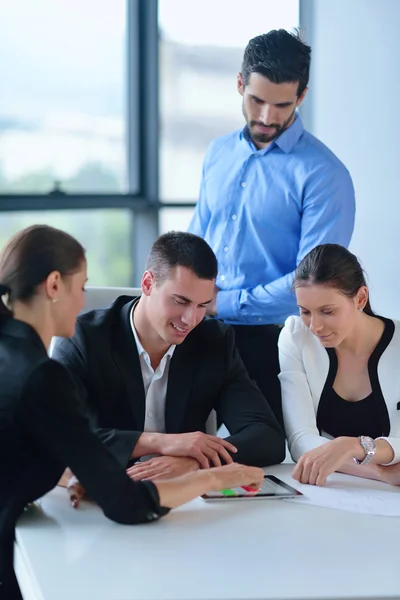 Mensen bedrijfsgroep in een vergadering op kantoor — Stockfoto