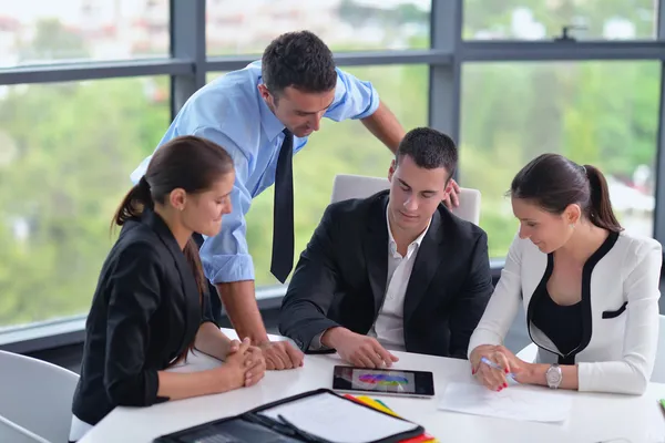 Business folk gruppen i ett möte på kontoret — Stockfoto