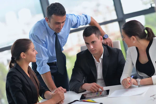 Grupo de empresarios en una reunión en la oficina — Foto de Stock