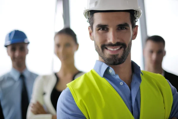 Mensen uit het bedrijfsleven en ingenieurs over de bijeenkomst van — Stockfoto