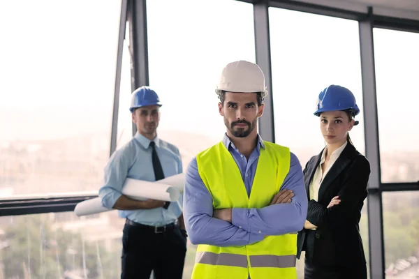 Geschäftsleute und Ingenieure treffen sich — Stockfoto