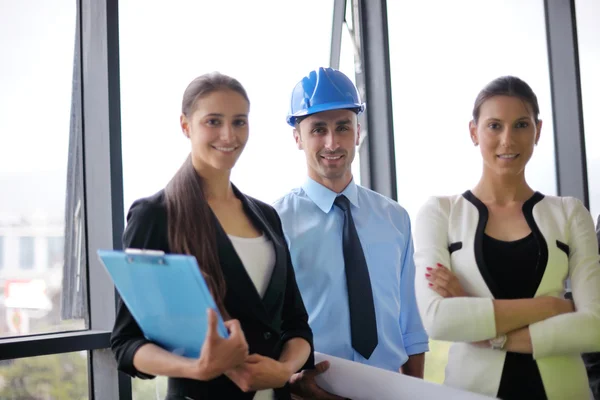 Mensen uit het bedrijfsleven en ingenieurs over de bijeenkomst van — Stockfoto