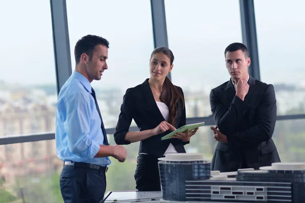 Gente de negocios e ingenieros en reunión — Foto de Stock