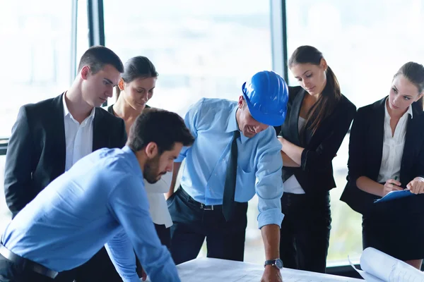 Gente de negocios e ingenieros en reunión — Foto de Stock