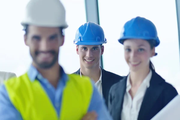 Mensen uit het bedrijfsleven en ingenieurs over de bijeenkomst van — Stockfoto